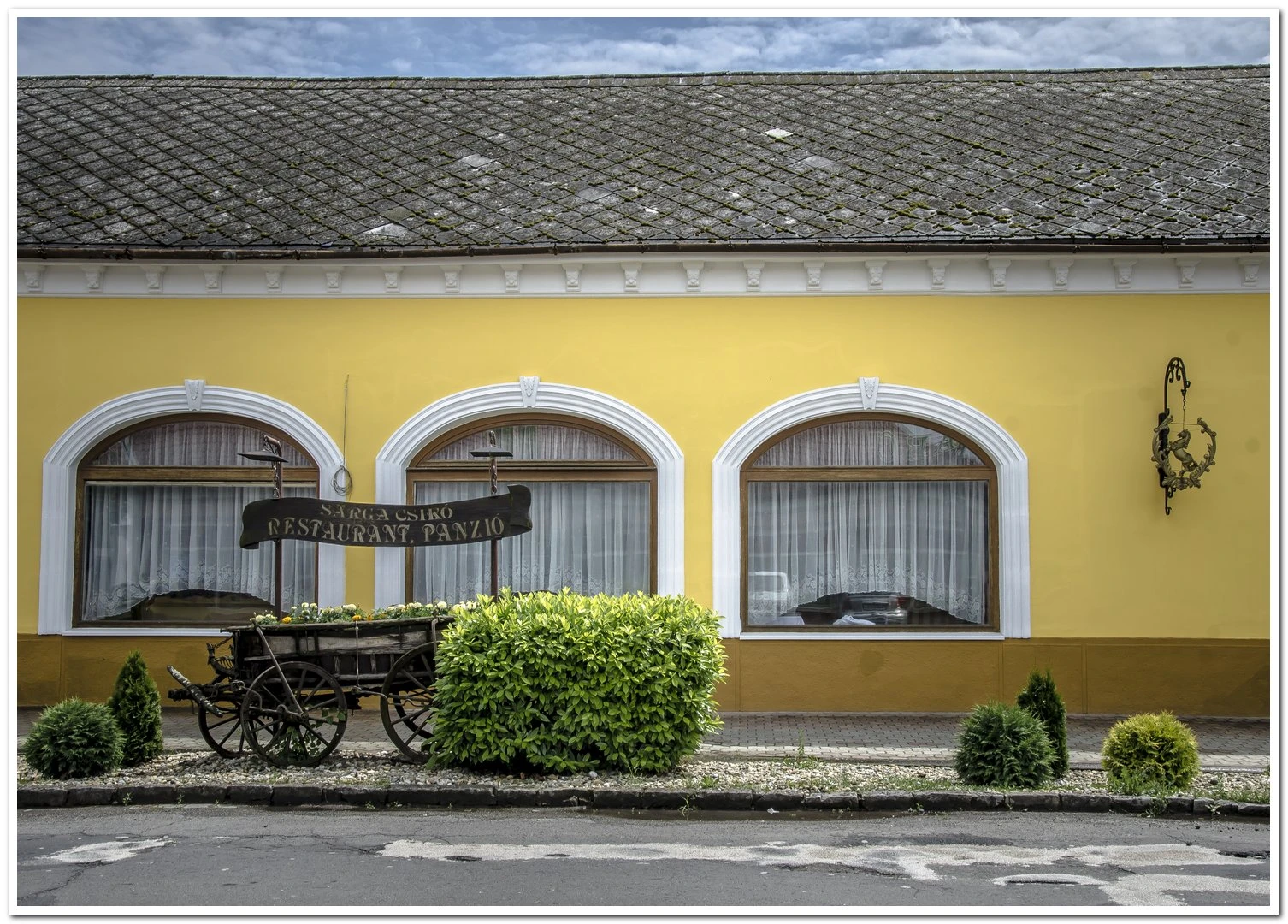 Sárga Csikó Étterem és Panzió - image description