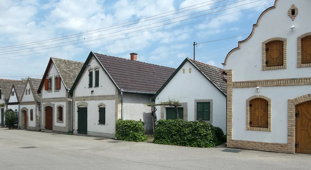 Hajós Pincefalu - image description