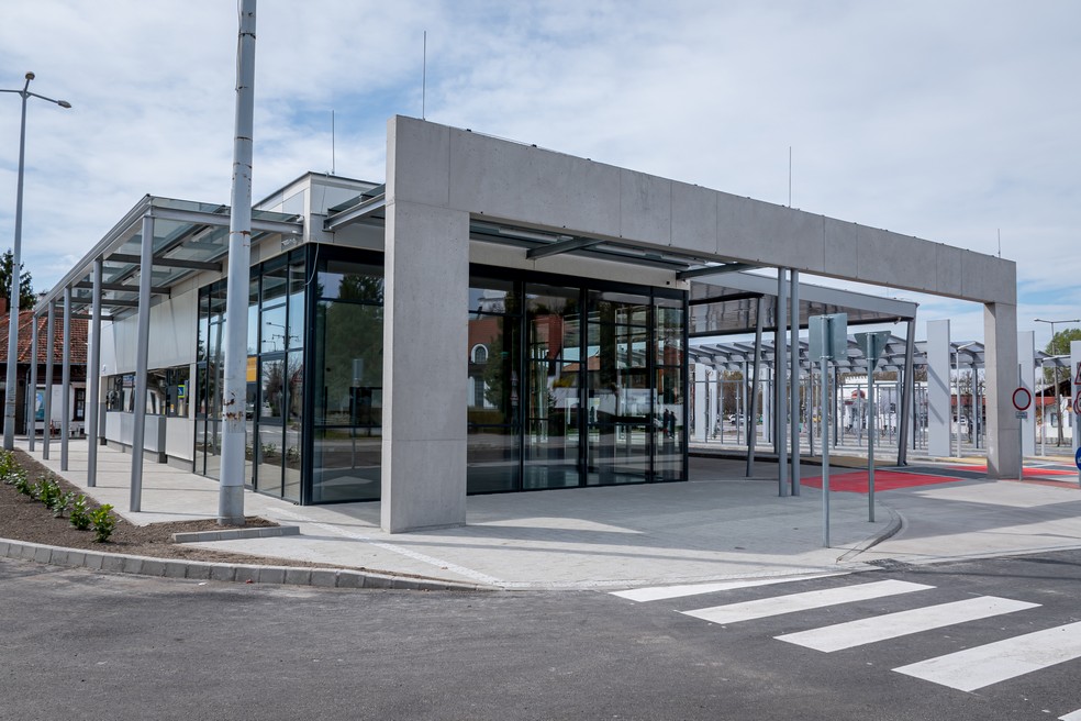 ELKÉSZÜLT AZ ÚJ BUSZÁLLOMÁS KISKUNHALASON - image description