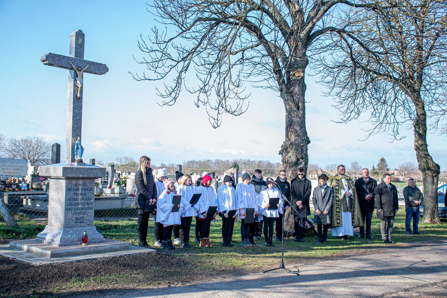 EMLÉKKERESZTET AVATTAK KUNBAJÁN - image description