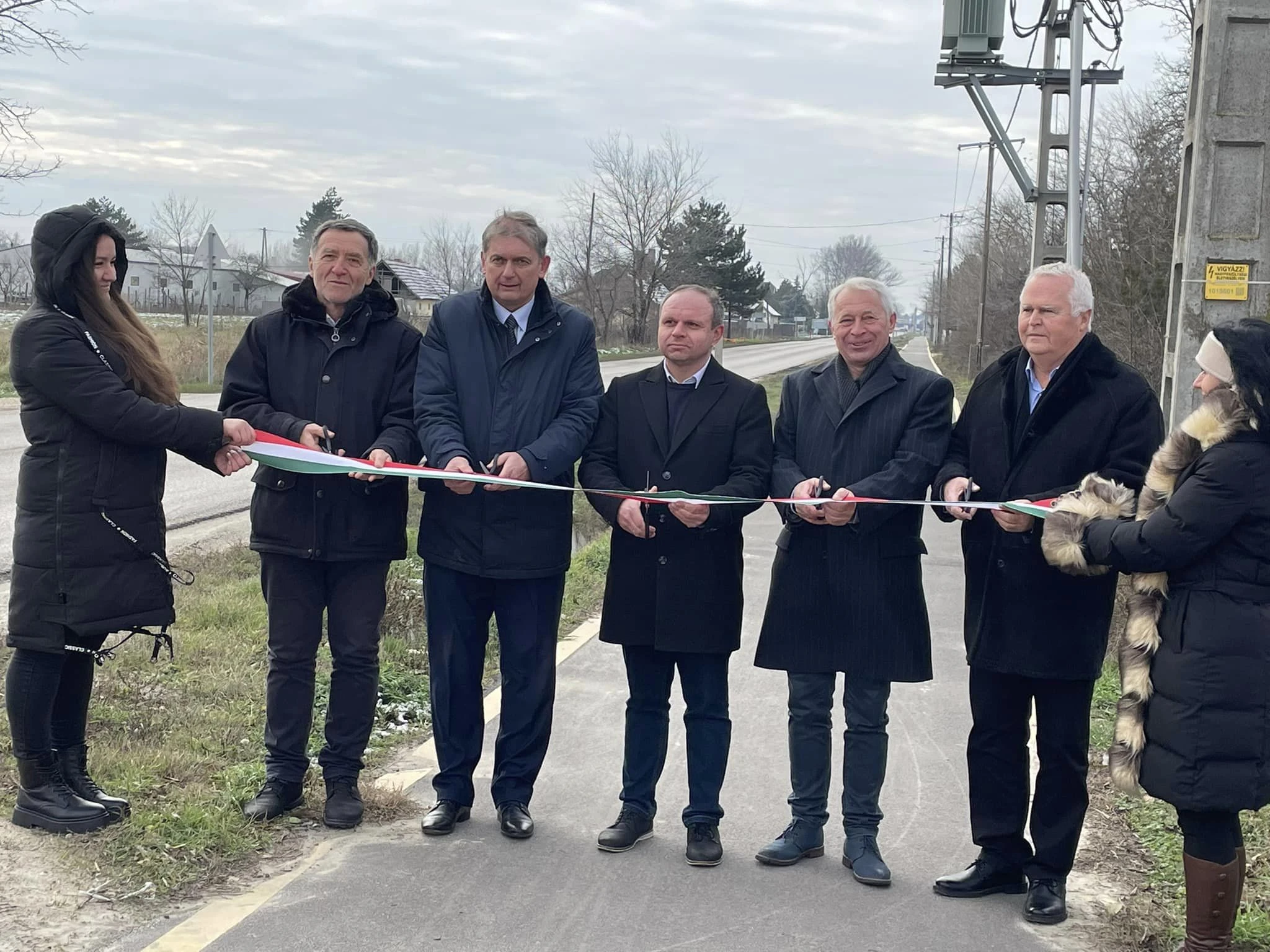 ÁTADTÁK A KISKŐRÖS-TABDI KÖZÖTT VEZETŐ KERÉKPÁRUTAT - image description