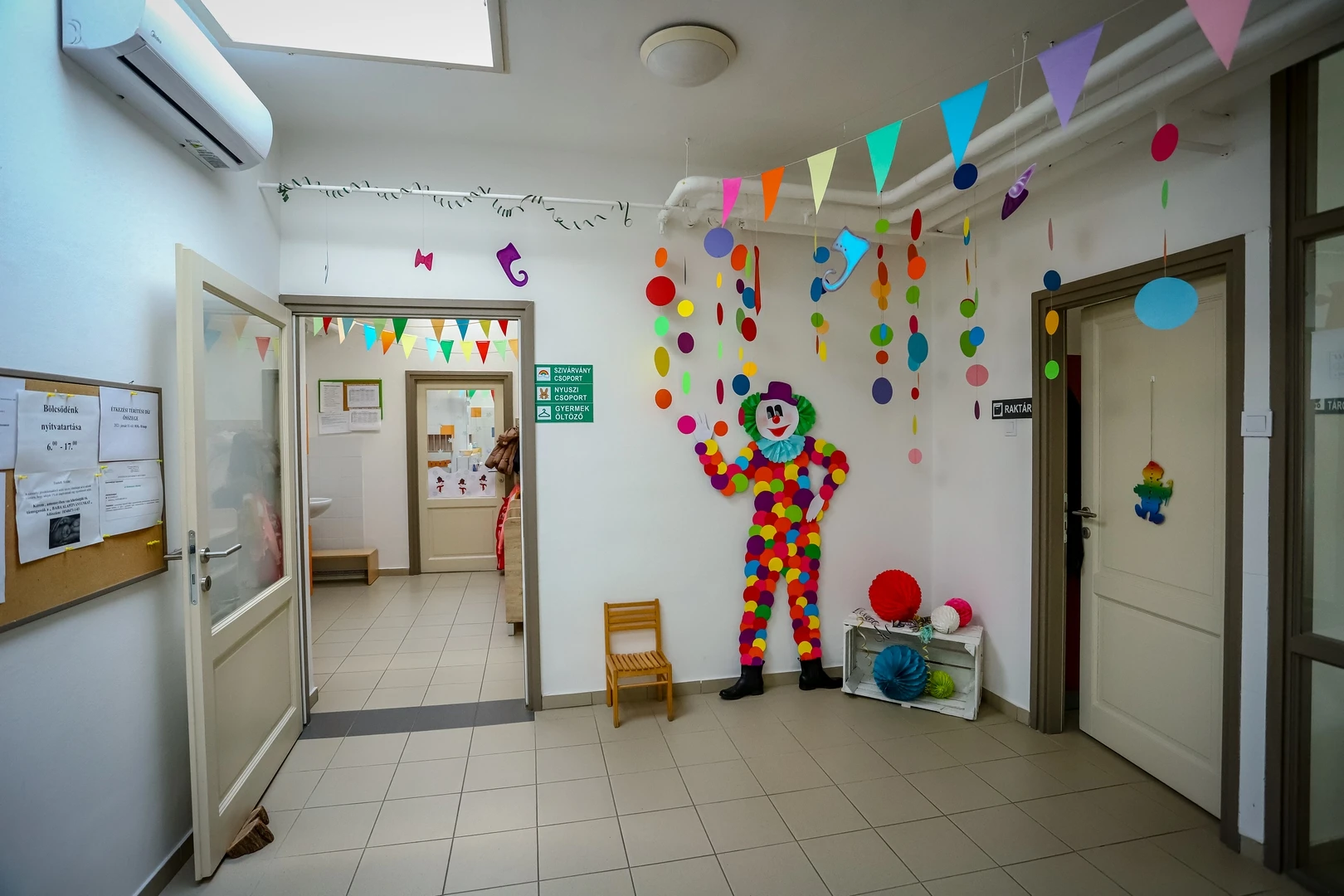 NAGYOBB TÉR, TÖBB JÁTÉK, SZÉLESEBB MOSOLY BAJÁN - image description