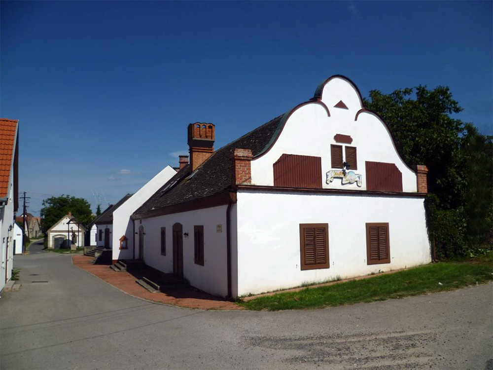 Újjászületik Hajóson a Cabernet fogadó - image description