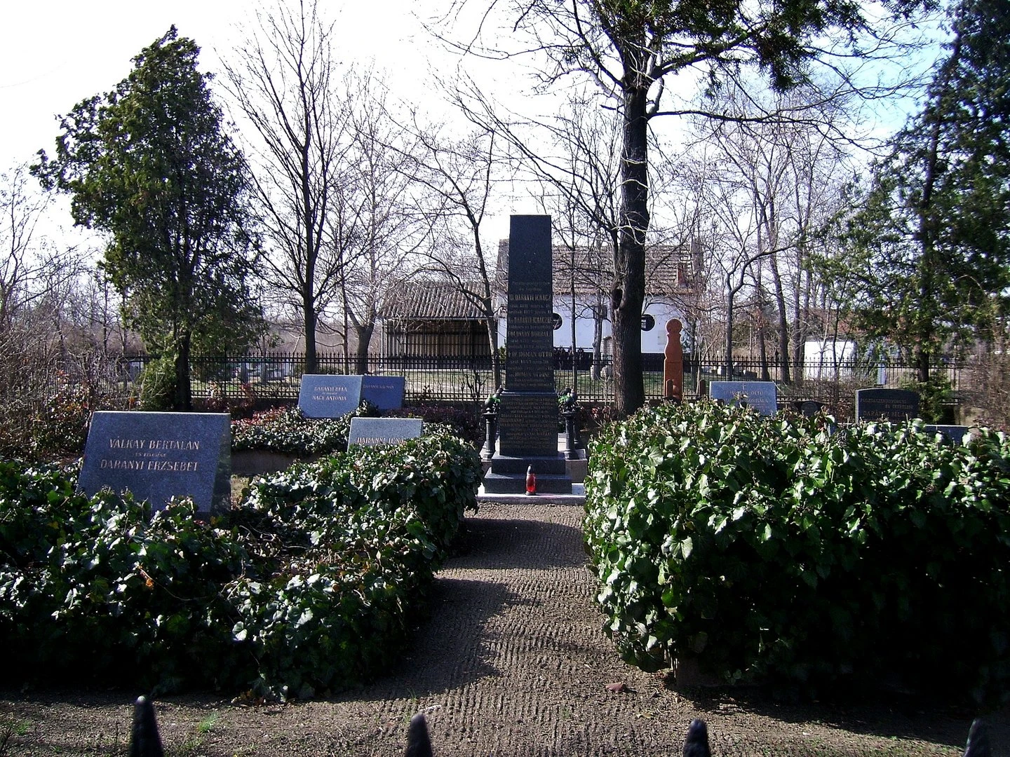 Darányi Sírkert a református temetőben - image description