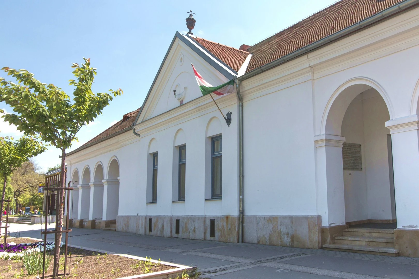 Hattyúház / Petőfi Sándor Városi Könyvtár - image description