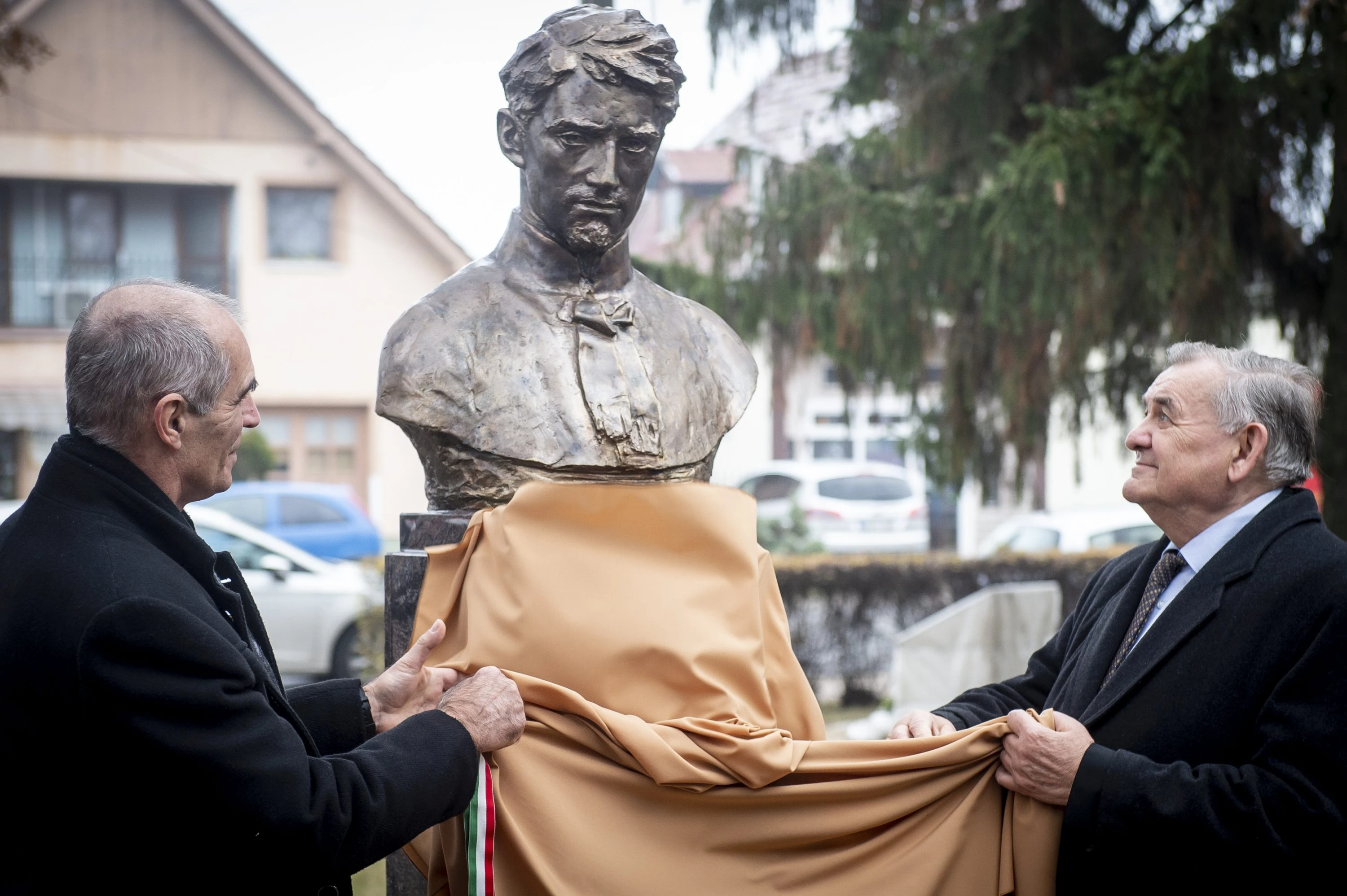 PETŐFI SZOBROT ÁLLÍTOTTAK NYÁRLŐRINCEN - image description