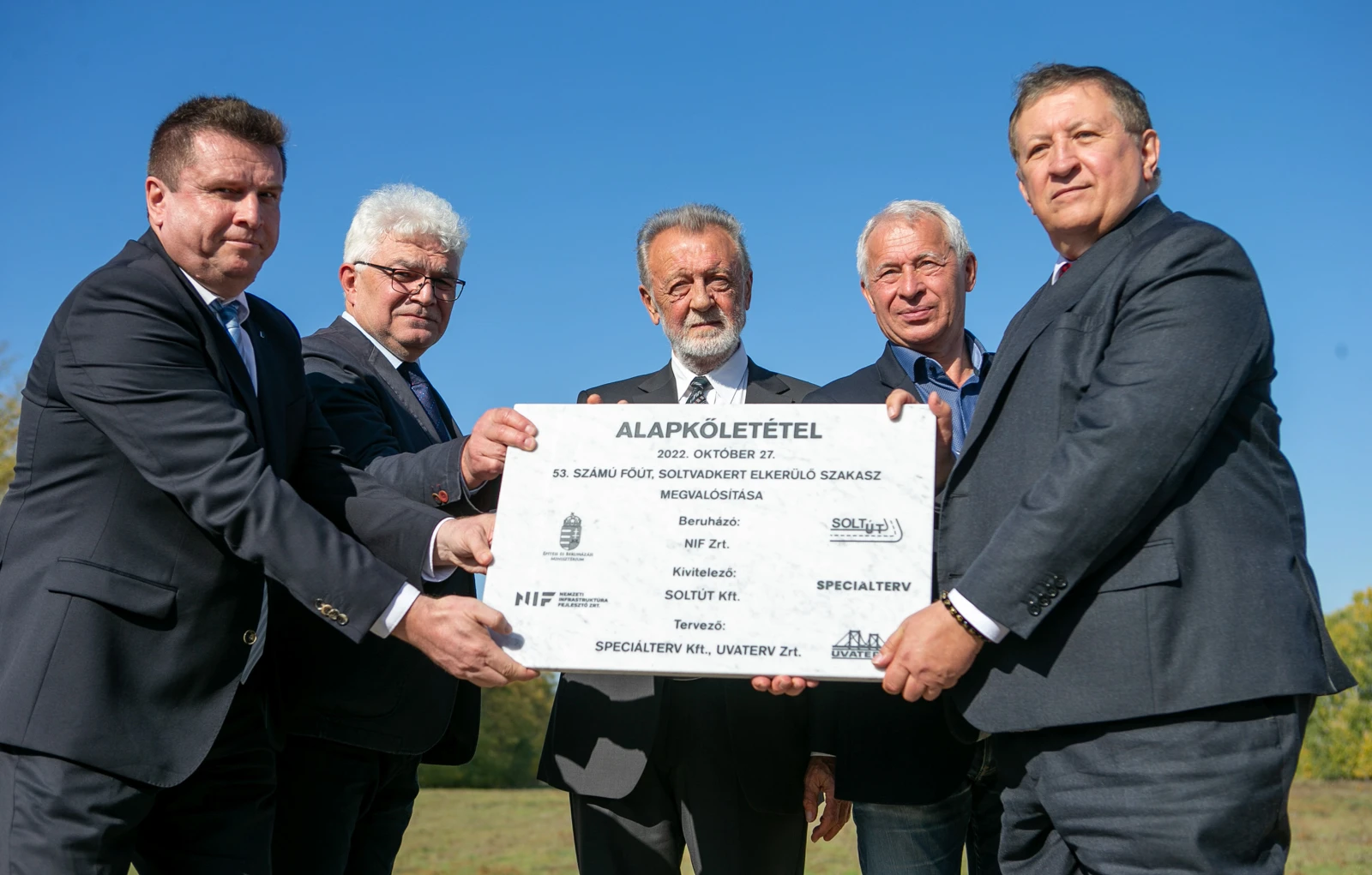 LETETTÉK A SOLTVADKERTI ELKERÜLŐ ÚT ALAPKÖVÉT - image description