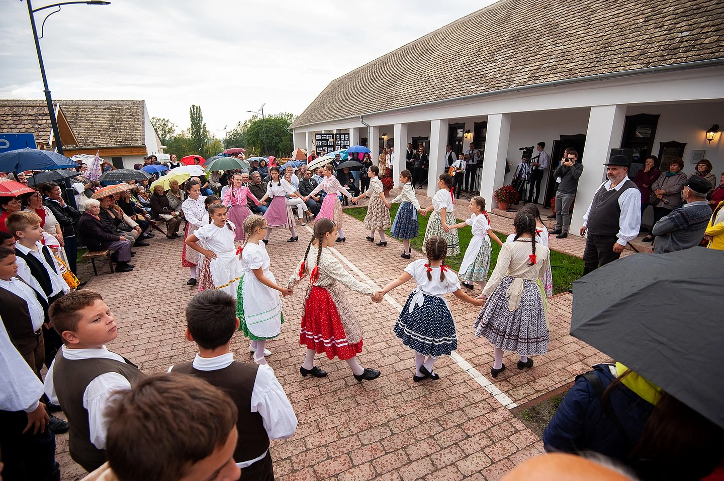 Evezzen el a sükösdi faluházhoz! - image description