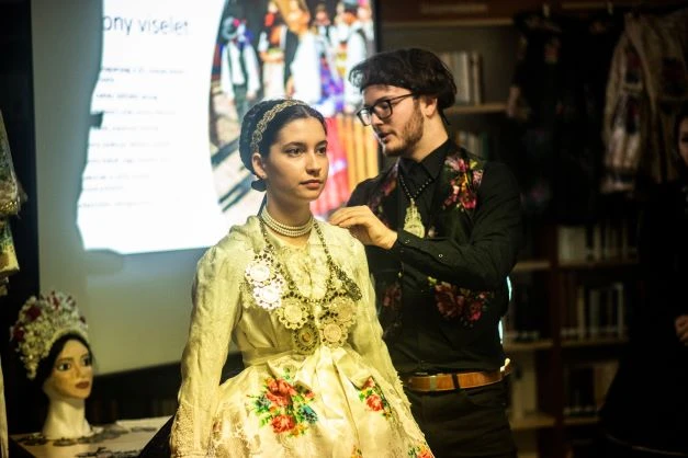 IDŐUTAZÁS VISELETEKKEL BÁTMONOSTORON - image description