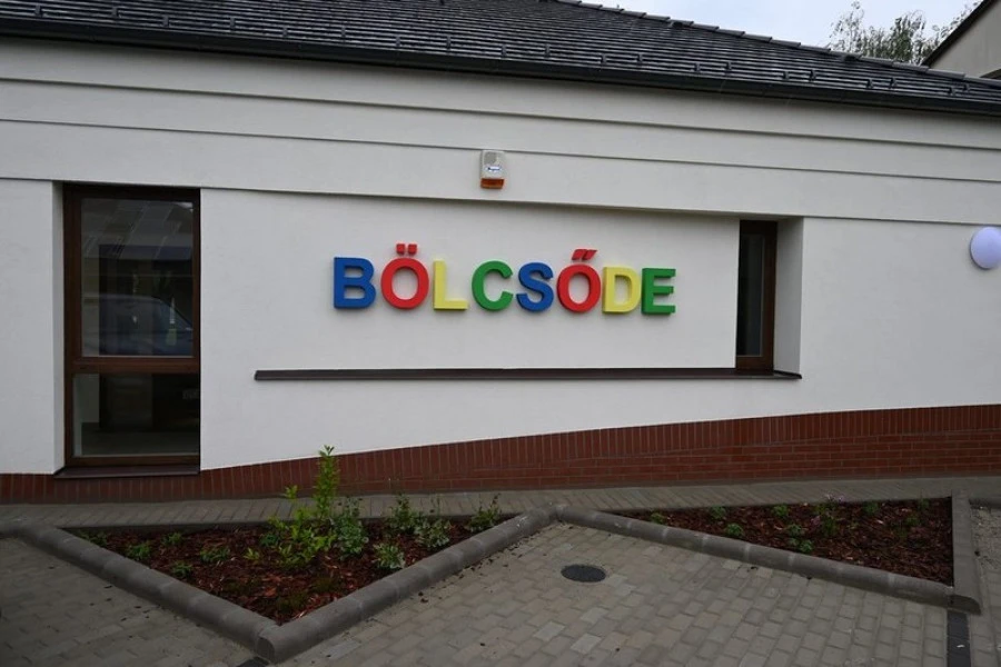 „Három csoportos bölcsőde fejlesztése Izsákon" - image description