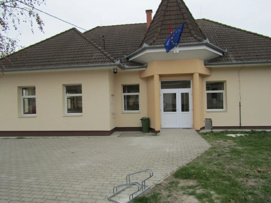 Étkezde épületének felújítása kapacitásbővítés, valamint házi gondozói iroda kialakítása érdekében Dunaszentbenedeken - image description