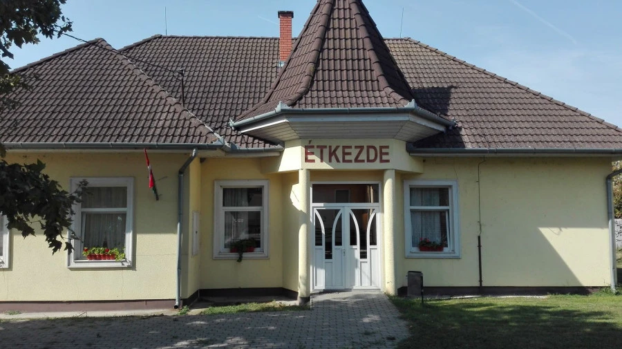 Étkezde épületének felújítása kapacitásbővítés, valamint házi gondozói iroda kialakítása érdekében Dunaszentbenedeken - image description