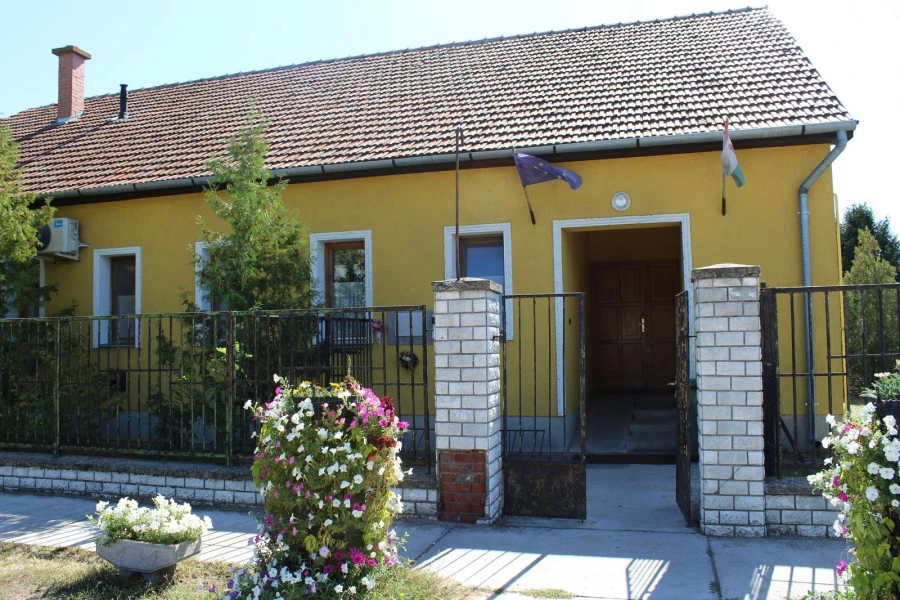 Egészségház és orvosi rendelő felújítása Ballószögön - image description