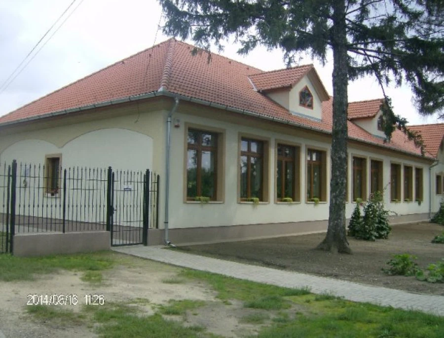 Csikéria - image description