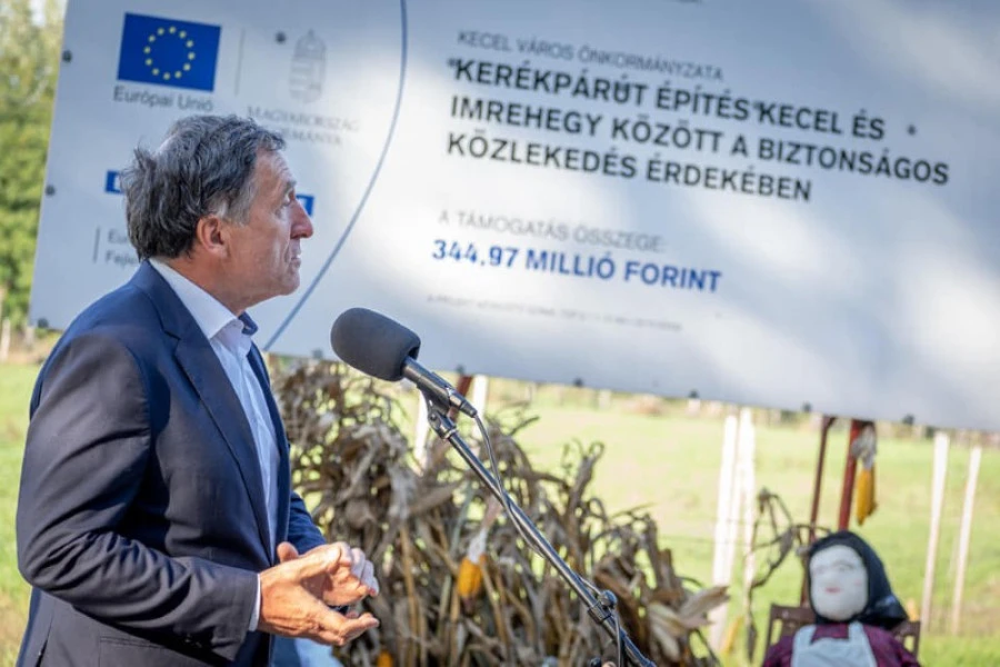 TOP-3.1.1-15-BK1-2016-00008 „Kerékpárút építés Kecel és Imrehegy között a biztonságos közlekedés érdekében” - image description