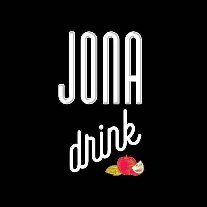 A képen fekete háttérrel Jona Drink felirat, alul egy alma.
