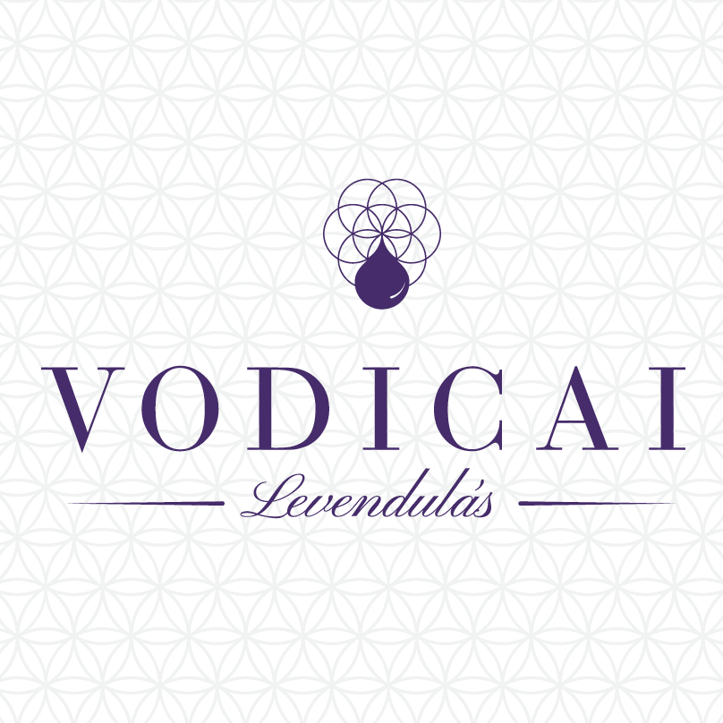 A VODICAI Levendulás logója lila-fehér, geometrikus mintás háttéren,  levendula motívummal a márkanév felett.
