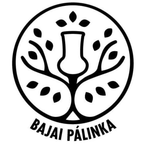 Bajai Pálinka fekete-fehér logója, kör alakú emblémában pálinkás üveggel, faágakat és leveleket idéző motívumokkal, alul a „BAJAI PÁLINKA” felirattal.