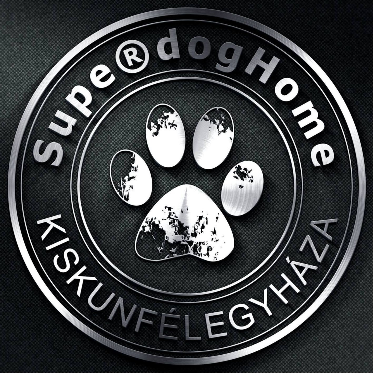 A képen egy körben superdog Kiskunfélegyháza felirat, belül eg kuyta mancs.