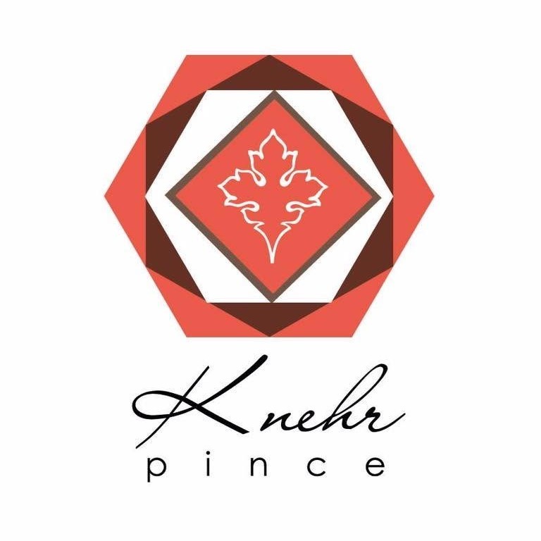 A képen a Knehr pince leveles piros fehér logója látható, alatta Knehr Pince felirattal.