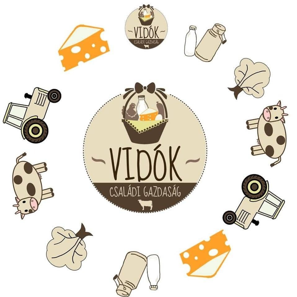 A „VIDÓK – Családi Gazdaság” logója játékos, vidéki hangulatot idéző sajttal, tejesüvegekkel, tehenekkel és traktorokkal díszített grafikát ábrázol.