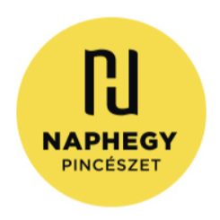 A képen egy sárga körben Naphegy Pincészet szöveg olvasható.