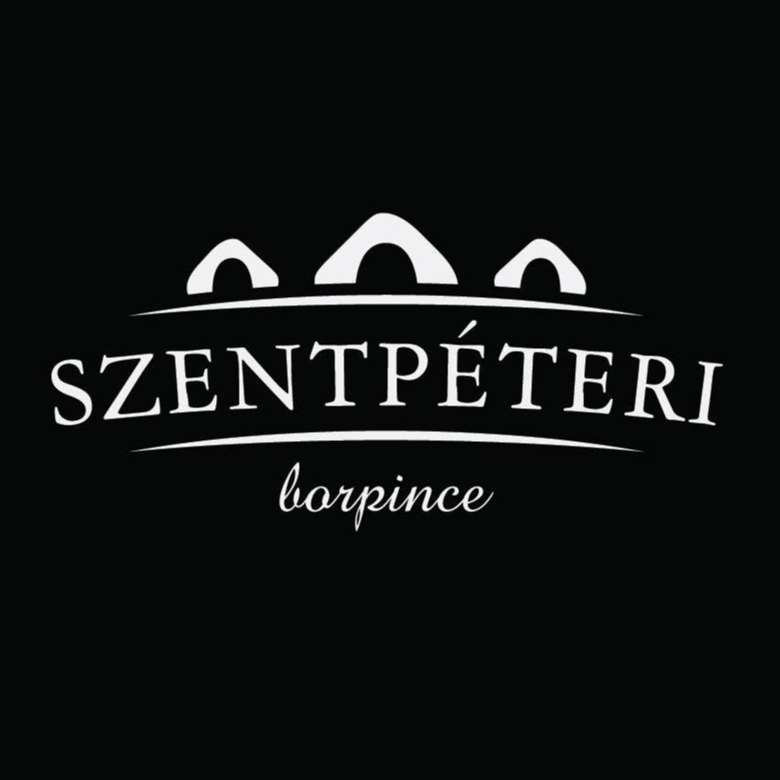 A képen Szentpéteri borpince felirat olvasható fehér betűkkel, fekete háttérrel
