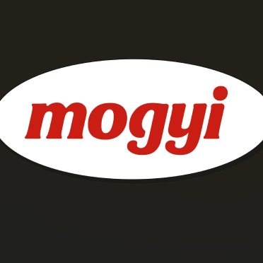 A képen a Mogyi logója látható, piros mogyi felirat, fehér háttérrel.