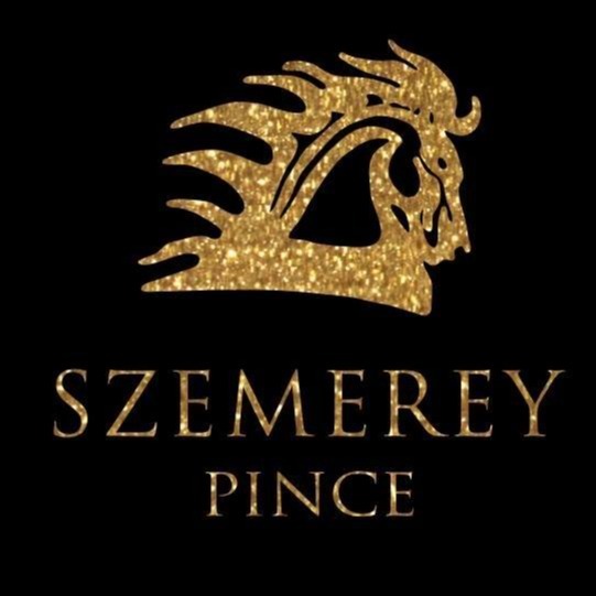 A képen a Szemerey Pince felirat olvasható aranyló betűkkel, felette egy ló fejének mintája szintén arannyal.