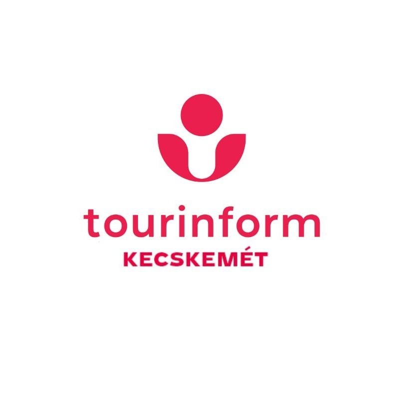 A fotón fehér háttér,  tourinform Kecskemét felirat rózsaszínnel