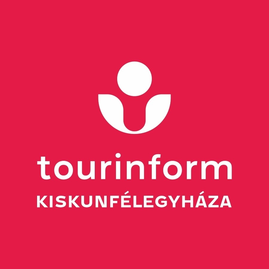 A fotón rózsaszín háttéren  fehér tourinform Kiskunfélegyháza felirat.