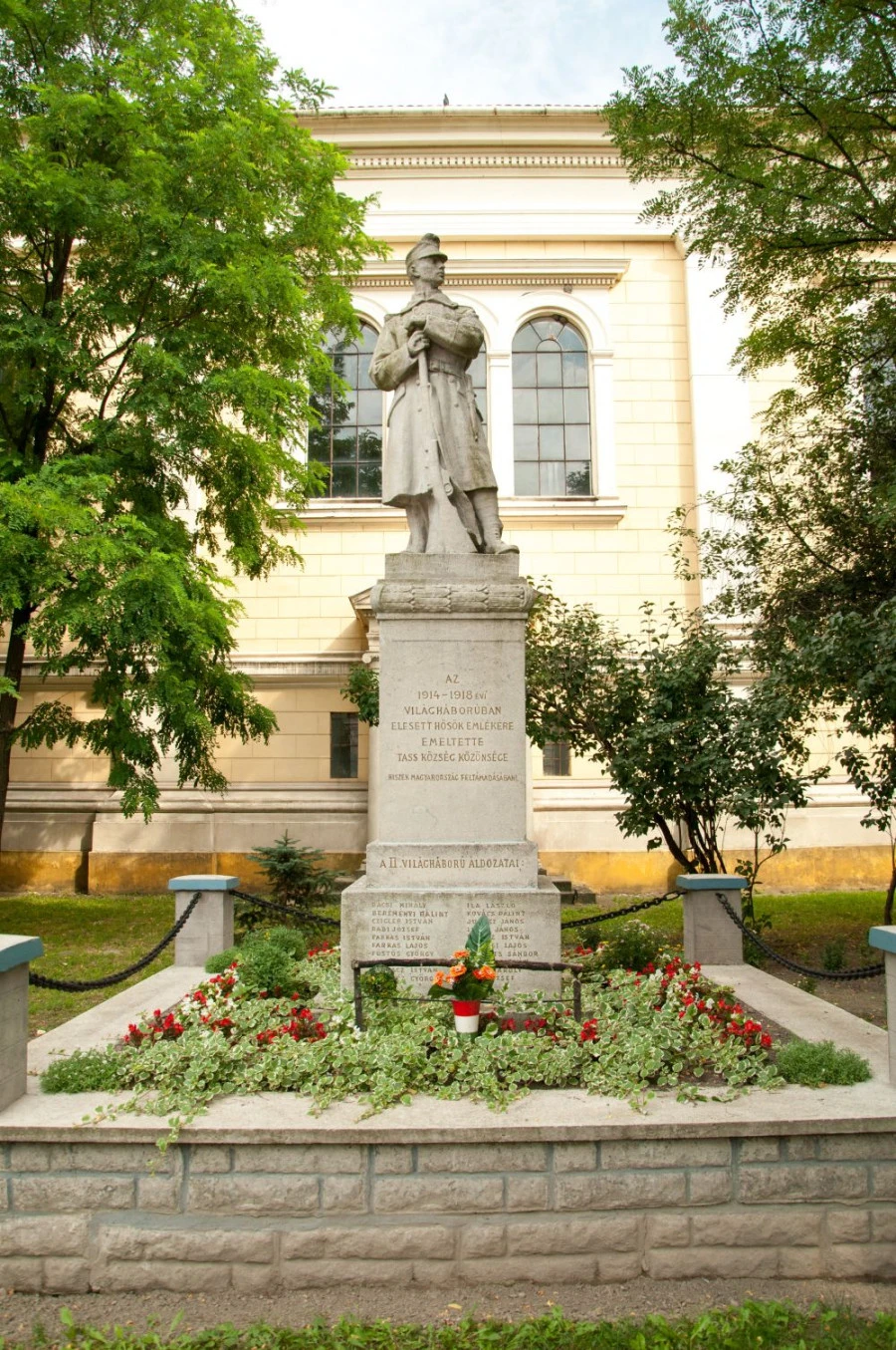 Tassi Református Egyházközség Temploma és kertje - image description