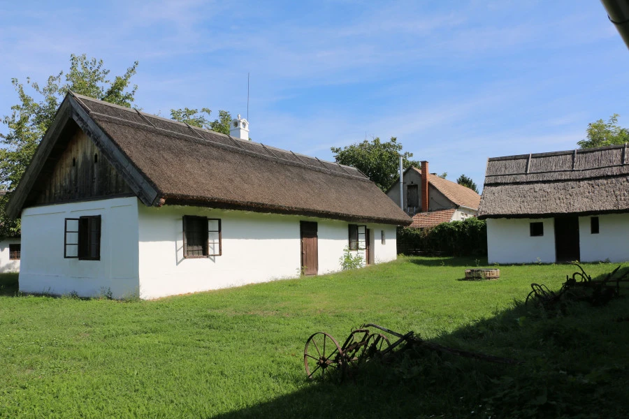 Dunapataj, Jókai u. 10. lakóház és istálló - image description