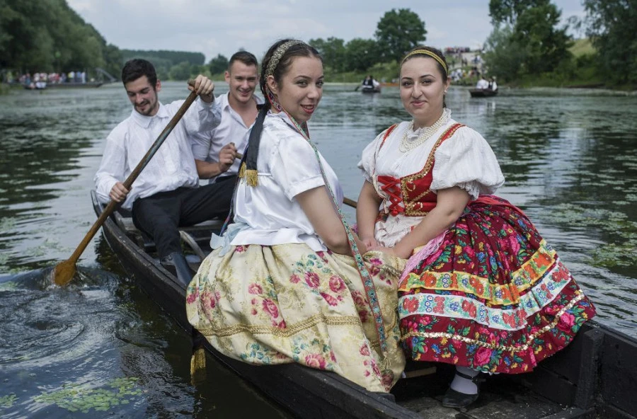 Szeremlei pünkösdi ladikázás. - image description