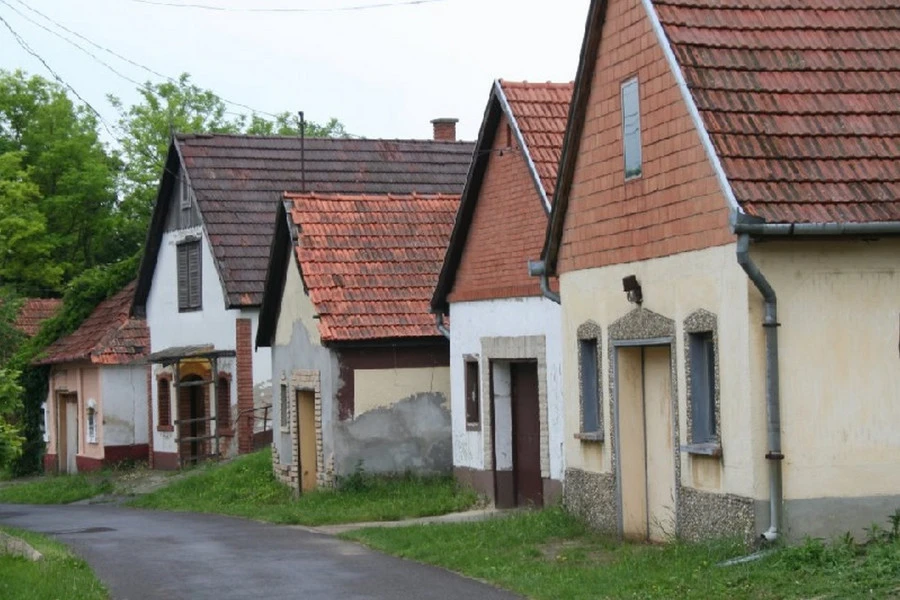 Császártöltési Pincesorok - image description