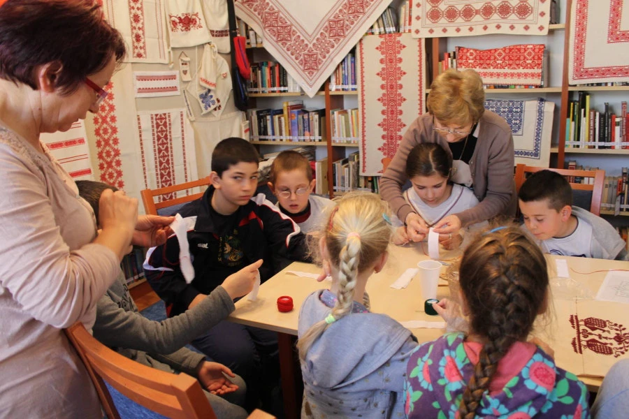 Élményfűzér - Bukovinai székely szálánvarrott keresztszemes - image description