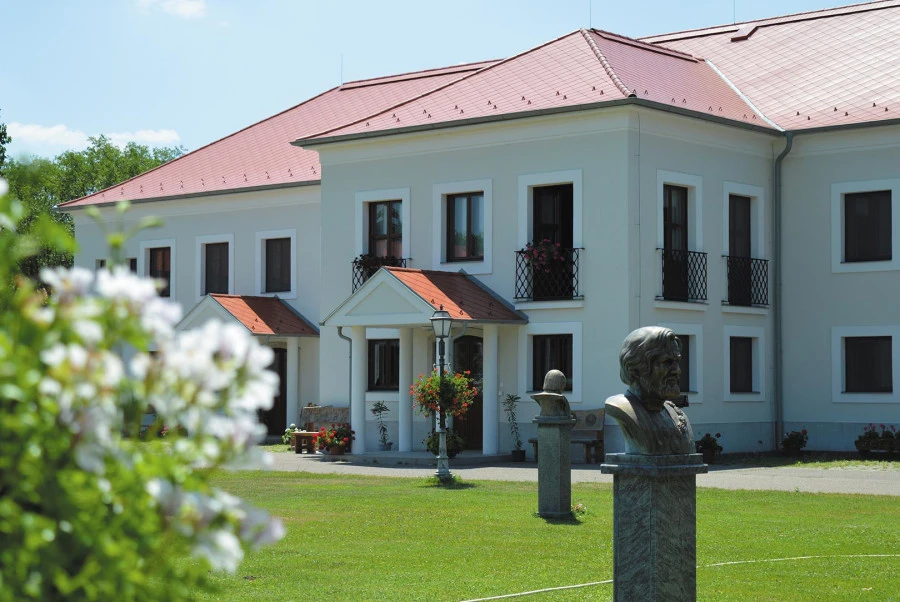 Hungarikum Liget, Népfőiskola - image description