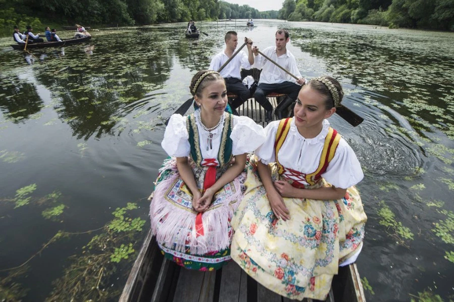 Szeremlei pünkösdi ladikázás. - image description
