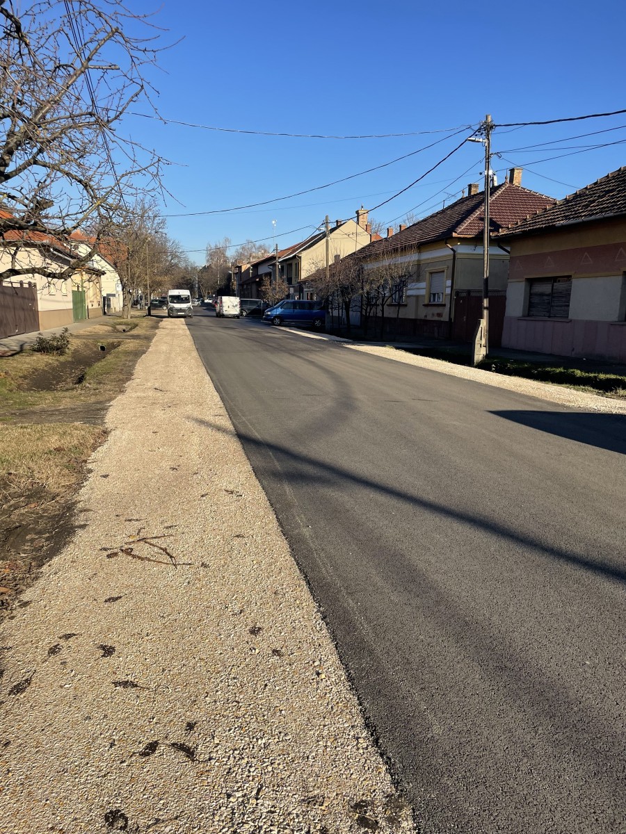  A Széchenyi utca Dózsa György út és Kossuth Lajos utca közötti szakaszának felújítása Lajosmizsén - fotódokumentáció - image description