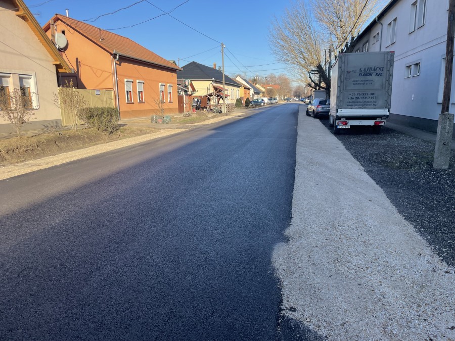  A Széchenyi utca Dózsa György út és Kossuth Lajos utca közötti szakaszának felújítása Lajosmizsén - fotódokumentáció - image description