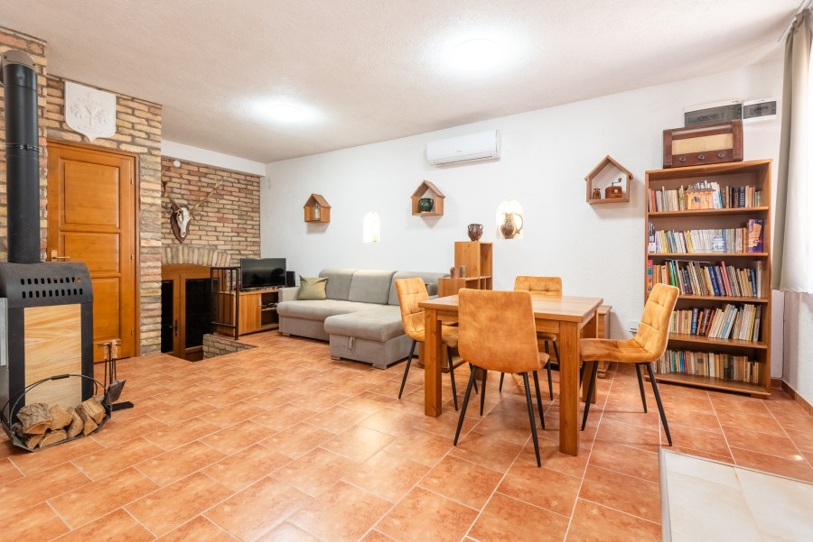 Jó Szomszéd Pince - image description