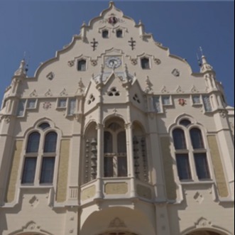 A képen a kecskeméti városháza épülete látható.