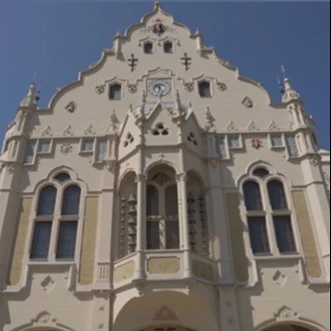 A képen a kecskeméti városháza épülete látható.