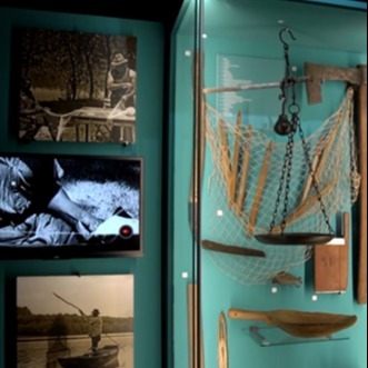 A képen halászai eszközök és fotók láthatóak.