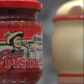 Egy kis üveges Erős Pista van a fotón.