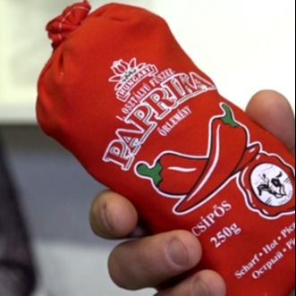 A képen egy zacskó kalocsai paprikát tart valaki a kezében.