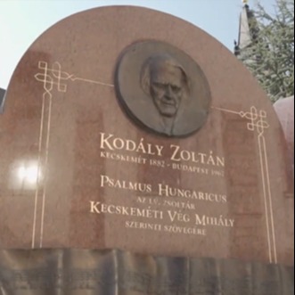 Kodály Zoltán emlékköve van a fotón.
