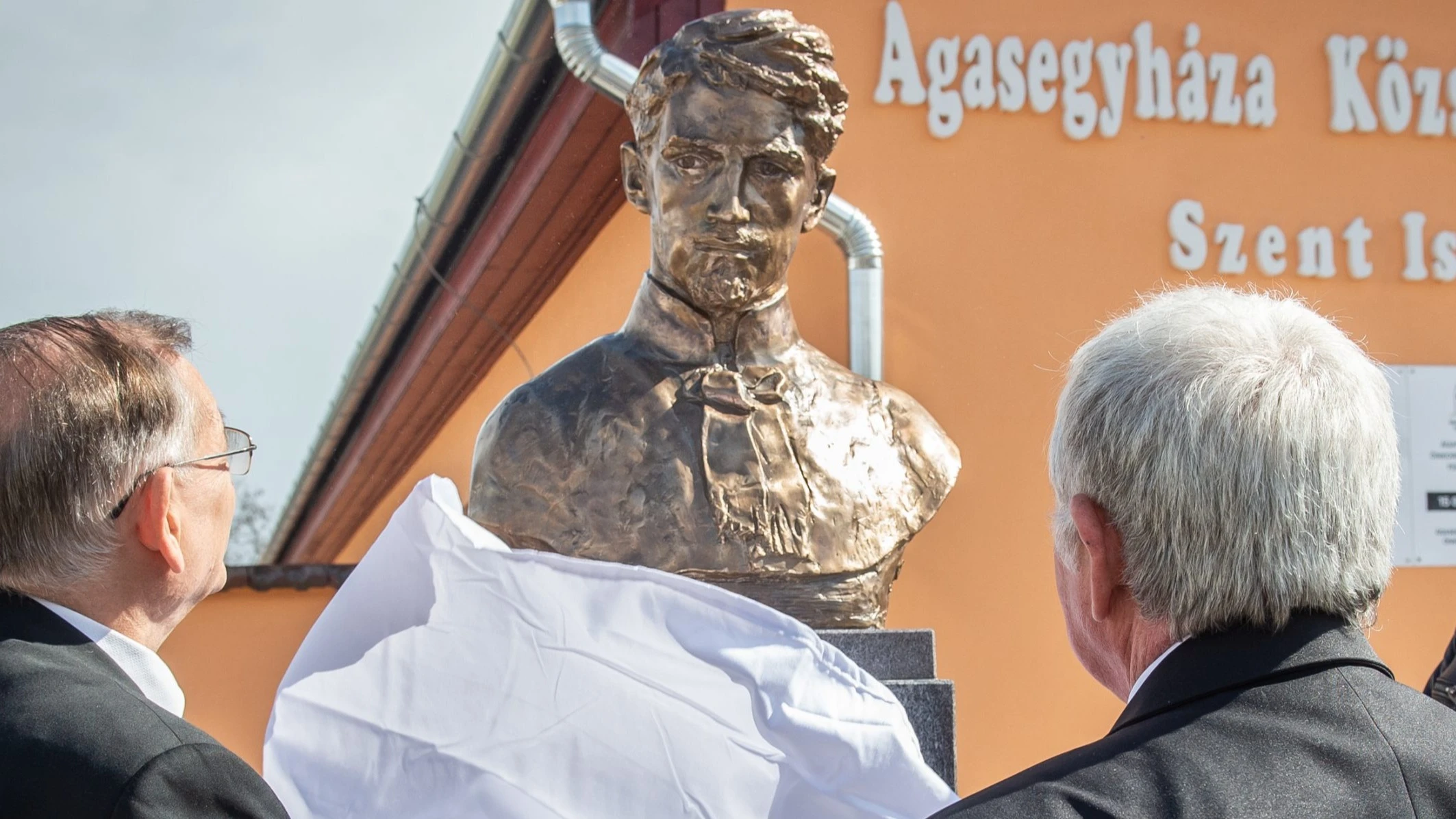Petőfi-szobor díszíti a felújított községházát Ágasegyházán - image description