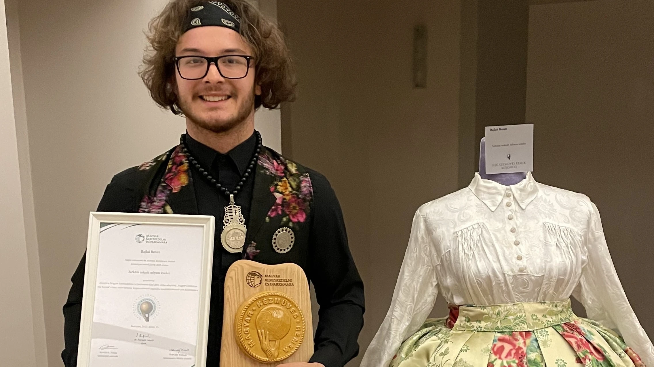 Népviseletet tervez, fest, varr Bajkó Bence - image description