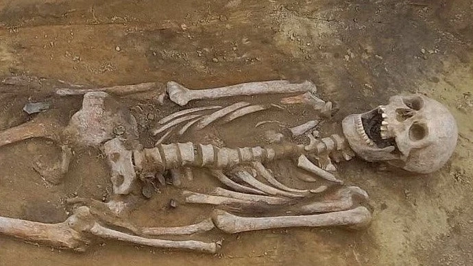 ŐSKORI LELETEK AZ ÉPÜLŐ VASÚTVONAL MENTÉN  - image description